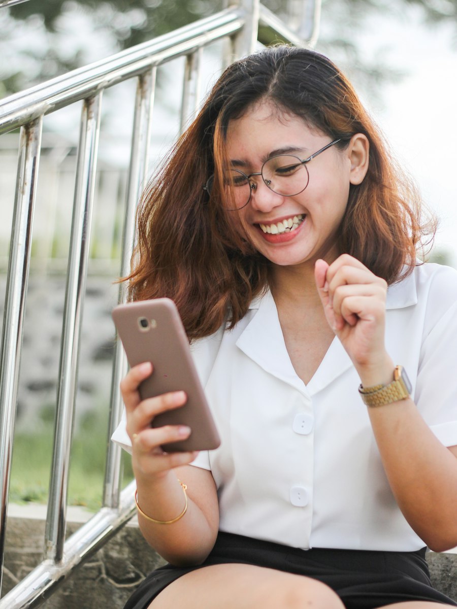 Femme souriante qui fait le quiz sur son téléphone