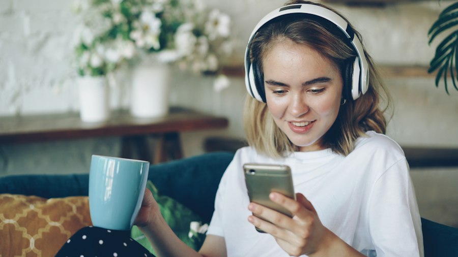 Femme détendue qui répond au questionnaire, casque sur les oreilles