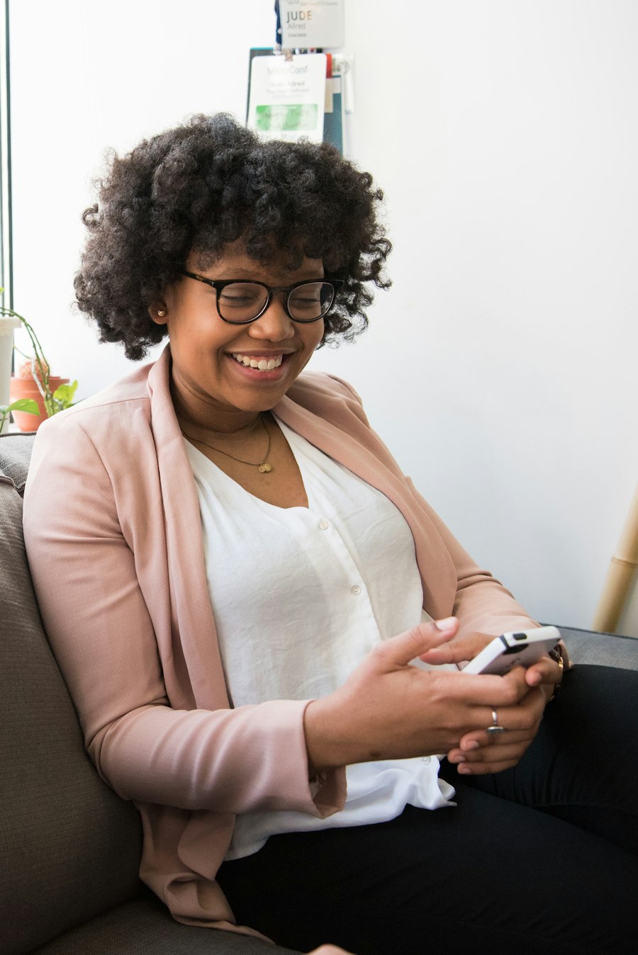 Femme radieuse qui découvre son bilan sur son téléphone